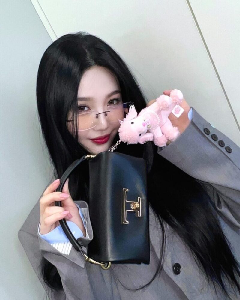 こめかみで支えるメイク崩れしないメガネフレームIZONE お洒落女性人気定価7万 韓国アイドルも愛用！リムレスメガネで簡単におしゃれ上級者に