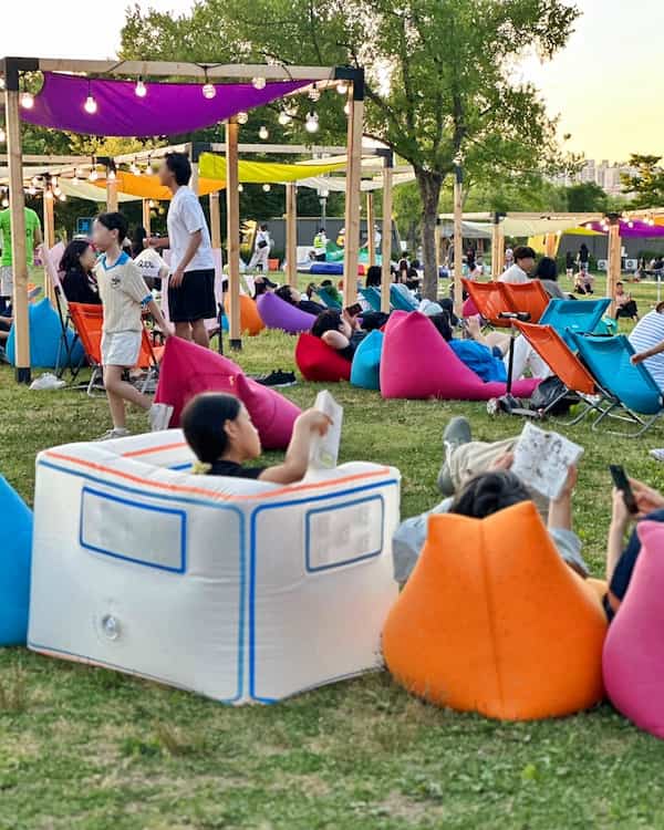 本を読む漢江公園2026